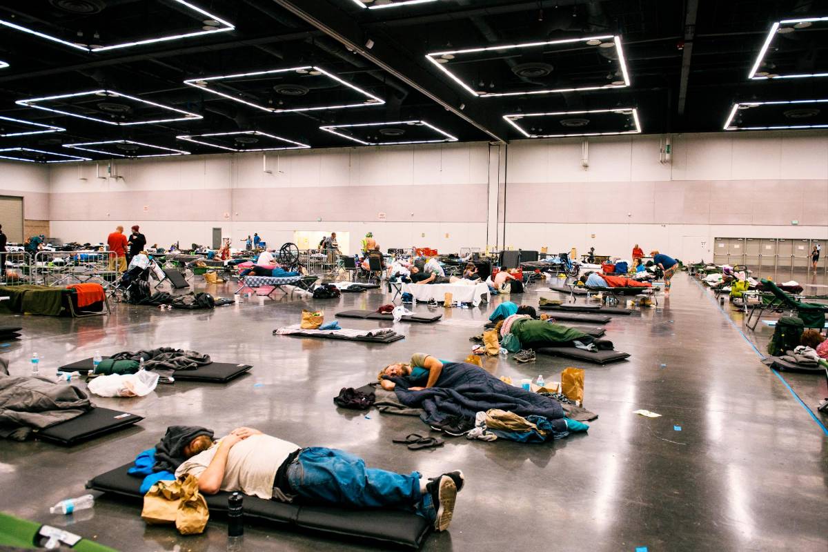 En estos países se han habilitado bibliotecas y polideportivos para que la población tenga lugares donde refrescarse. Foto AFP
