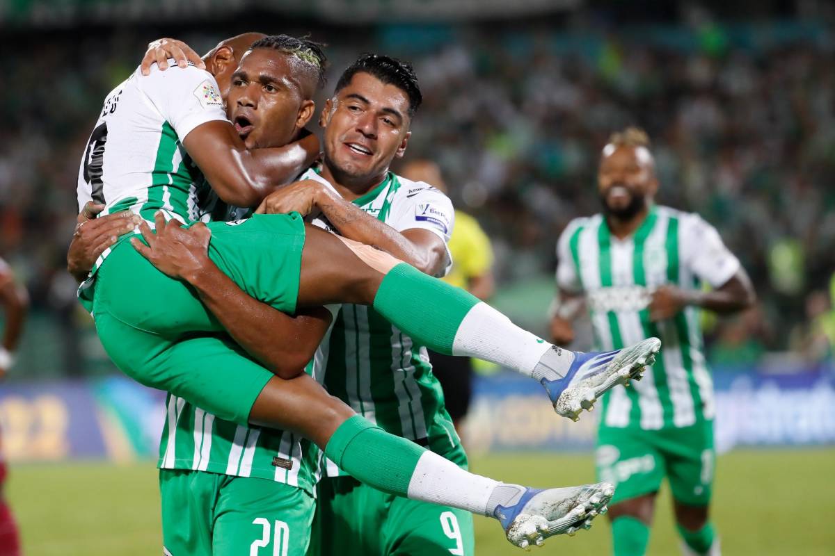La celebración del gol de Yerson Candelo, quien anotó a 58 metros de distancia. FOTO: MANUEL SALDARRIAGA QUINTERO