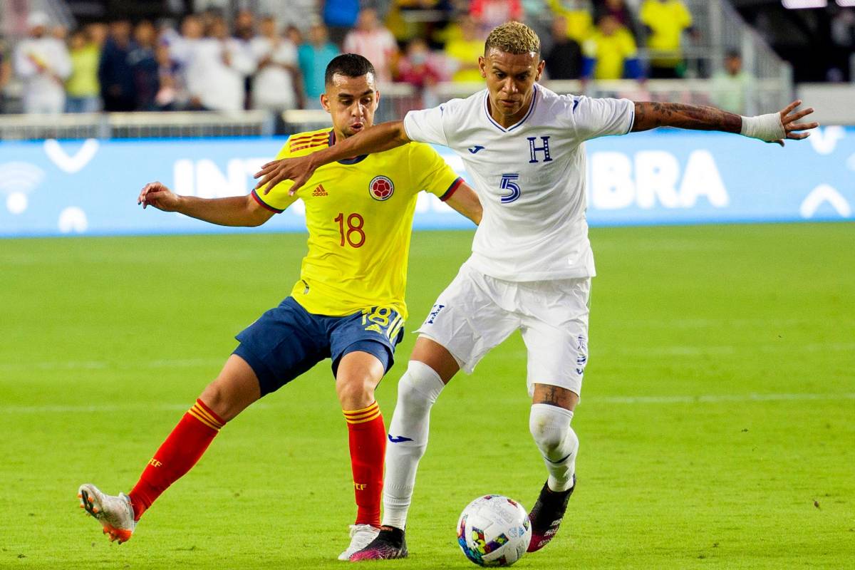 El jugador Daniel Giraldo de Colombia disputa el balón con Kervin Arriaga de Honduras. Foto: FCF