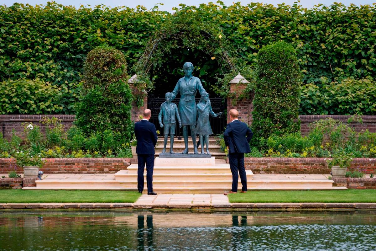 La estatua de Diana, princesa de Gales, obra del artista Ian Rank-Broadley, inaugurada por los príncipes Guillermo y Enrique en el palacio de Kensington este jueves. Foto: EFE