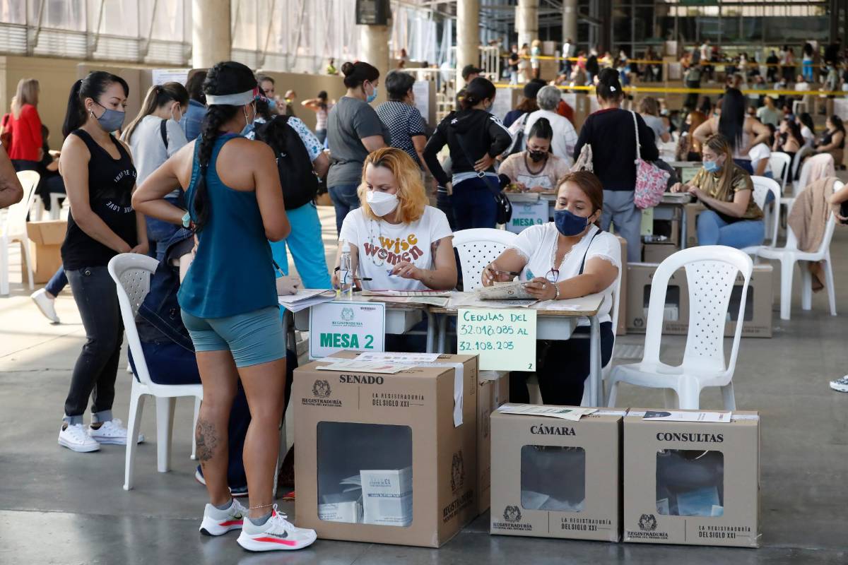 Buena afluencia de personas se presenta en Plaza Mayor uno de los principales puestos de votación del Valle de Aburrá. Foto: Manuel Saldarriaga
