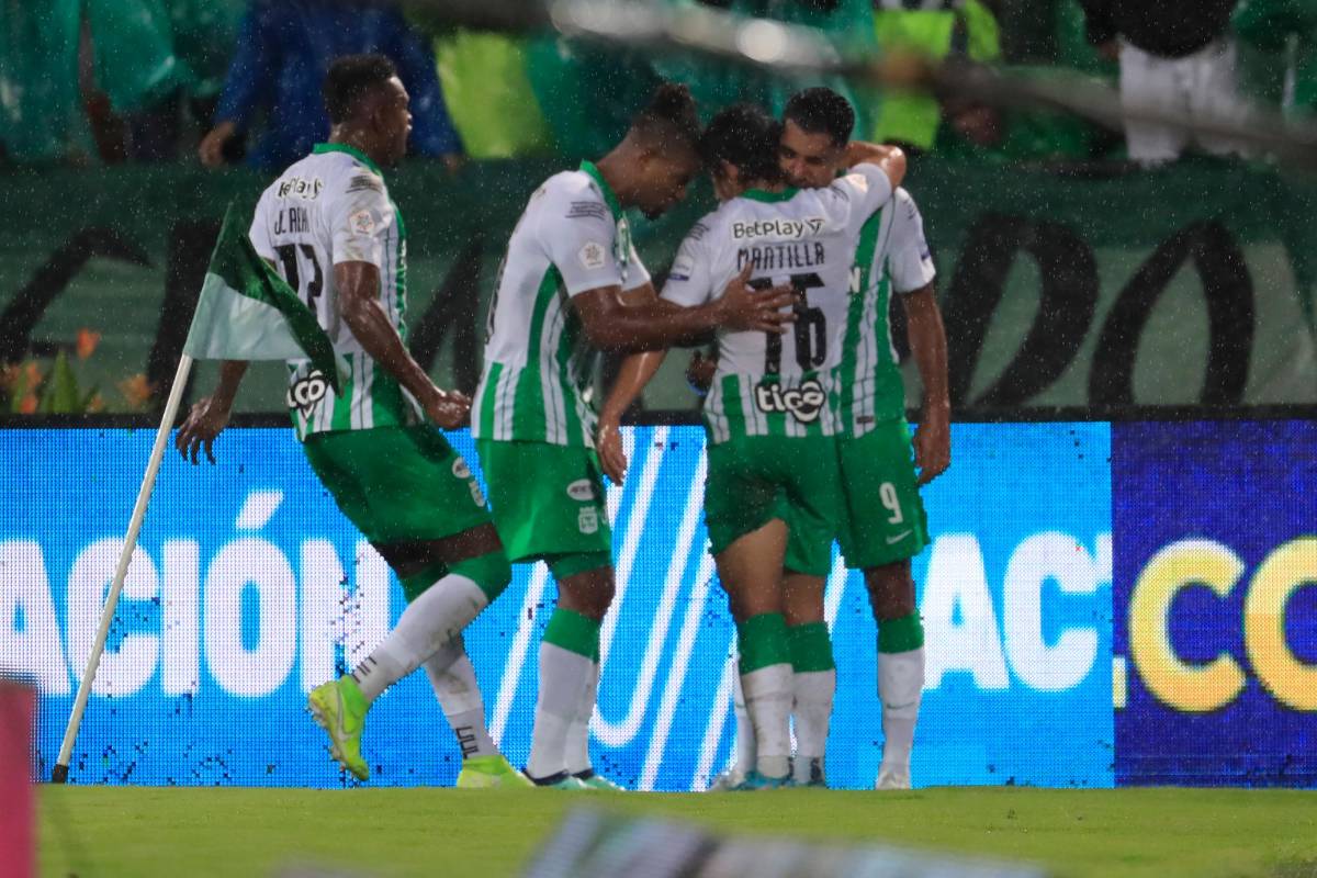El cuadro verde celebró el empate 1-1 que consiguiópor intermedio de Jefferson Duque. FOTO: JAIME PÉREZ