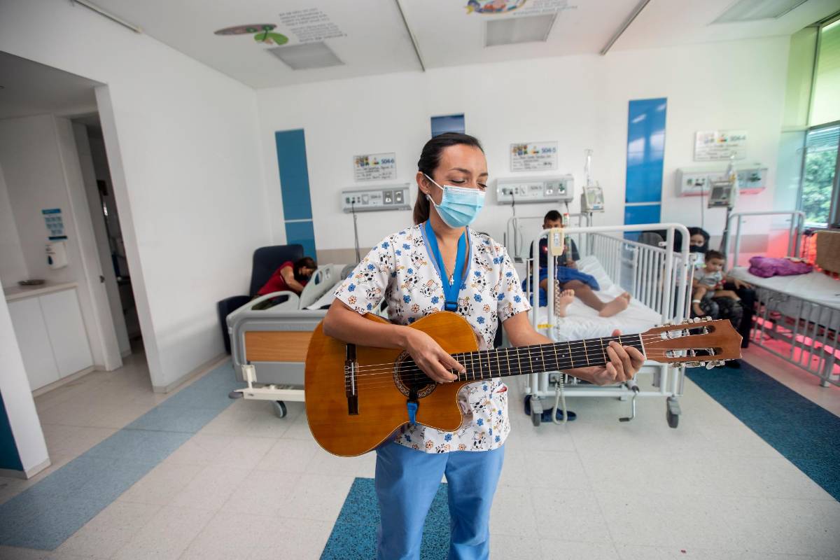 En diciembre de 2020 se lanzó el programa integral de musicoterapia (PIM) del Hospital infantil Concejo de Medellín. Foto: Camilo Suárez
