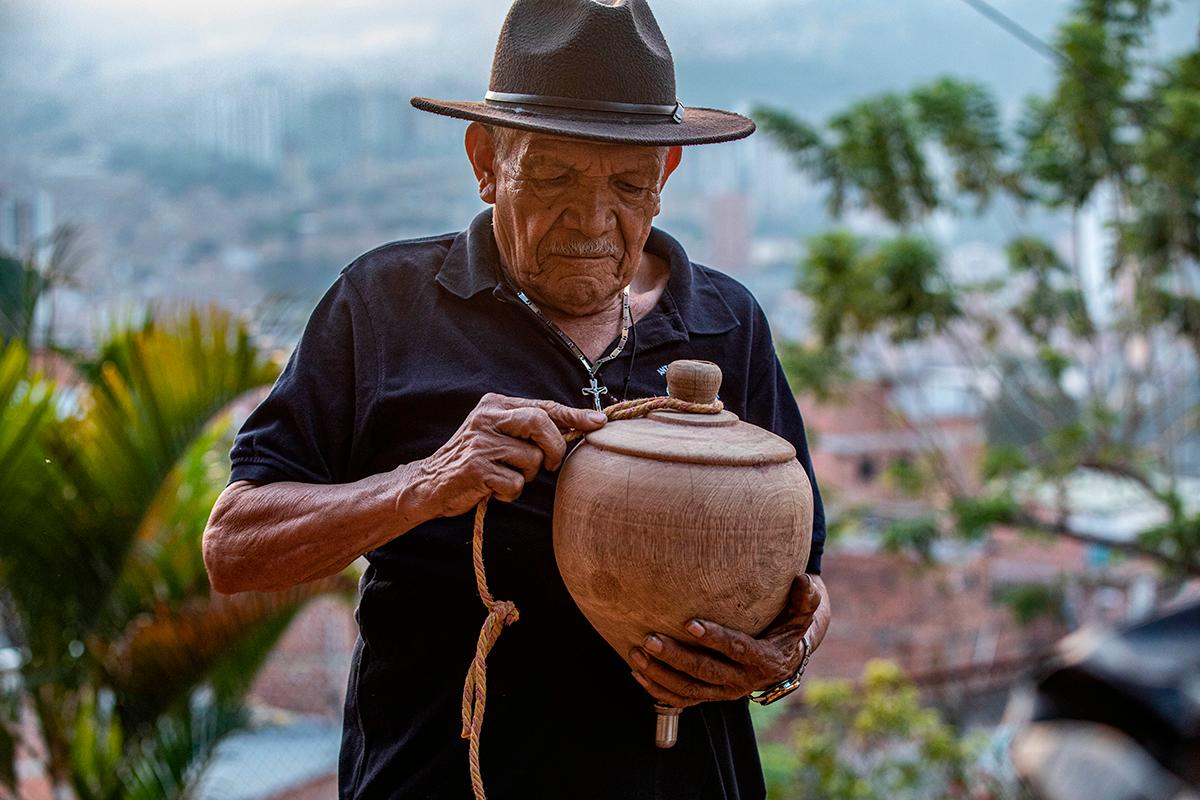 Sus creaciones son de tonalidad morada por el uso de la madera Nazareno que compra de manera responsable y en pocas cantidades en el Chocó, Urabá y el Amazonas. Foto: Esneyder Gutiérrez