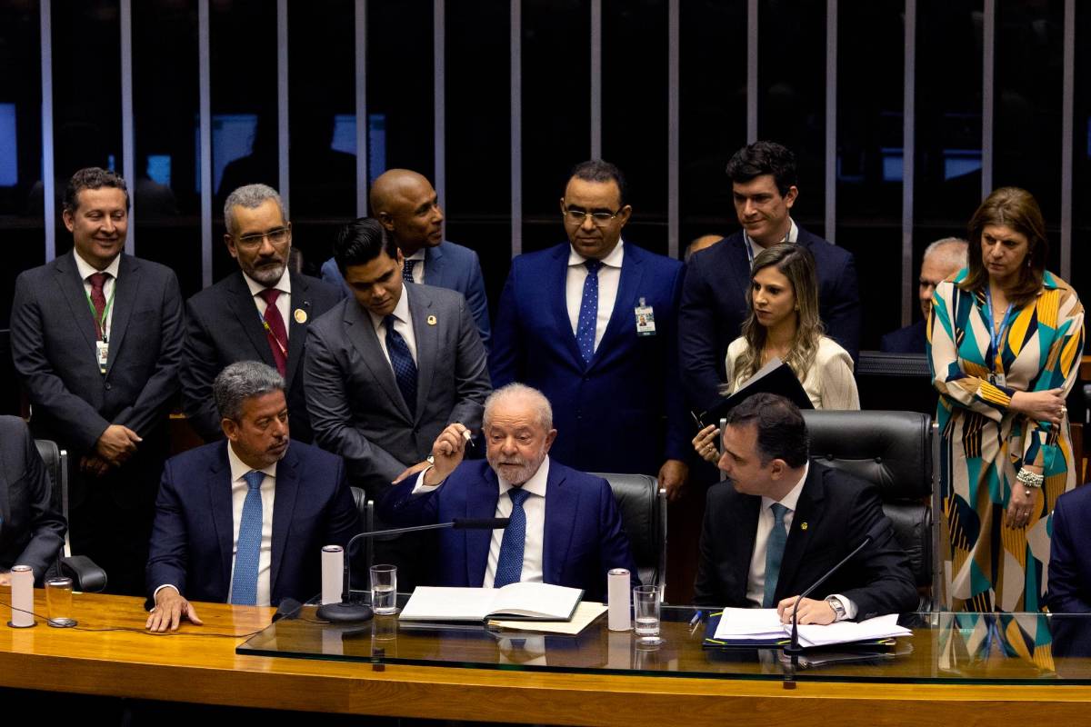 Vestido con traje y corbata azul, desde la sede del Congreso Nacional, Lula prometió en su primer discurso “reconstruir” el país sobre las “ruinas” del legado del ultraderechista Bolsonaro. FOTO: GETTY