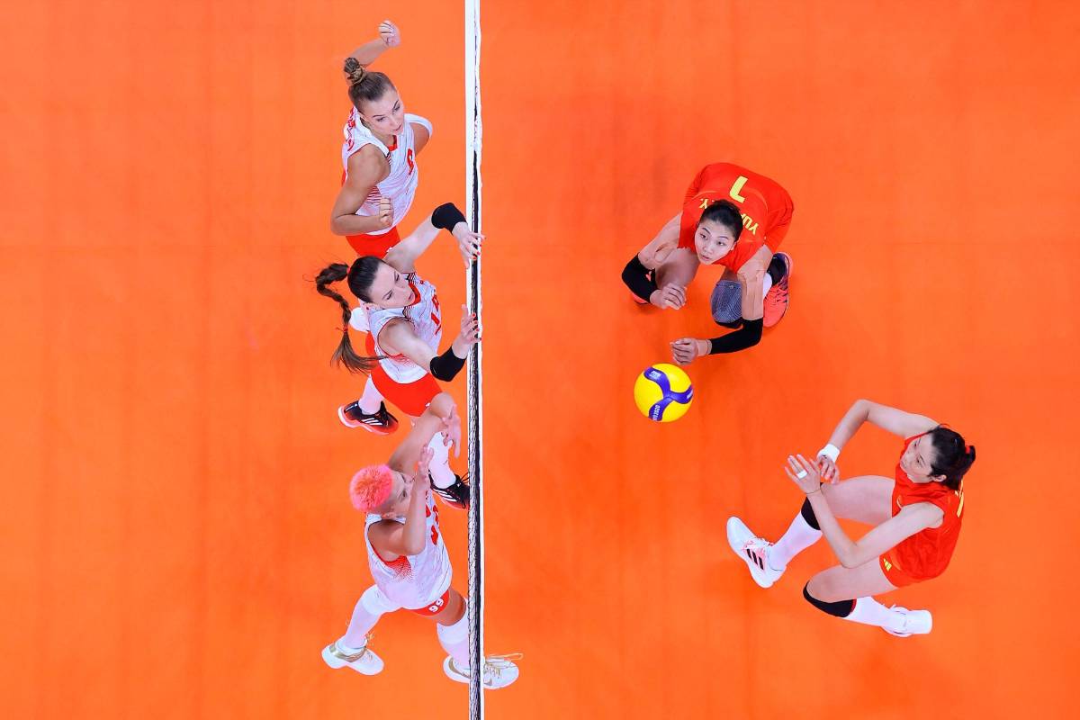 El equipo de Turquía se defiende contra el ataque del Equipo de China durante el Preliminar de Mujeres. Foto Getty Images