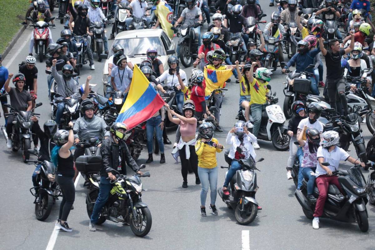 En sus vehículos de dos ruedas, muchos van por la ciudad participando en el paro nacional. Foto: Carlos Velásquez