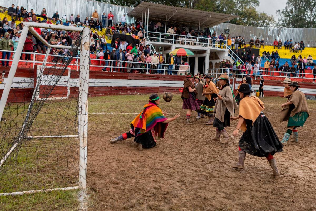 En los partidos si una jugadora no lleva el sombrero puesto y marca gol, el arbitró se lo anula. El guarapo es la única bebida autorizada para la hidratación. Foto: Getty