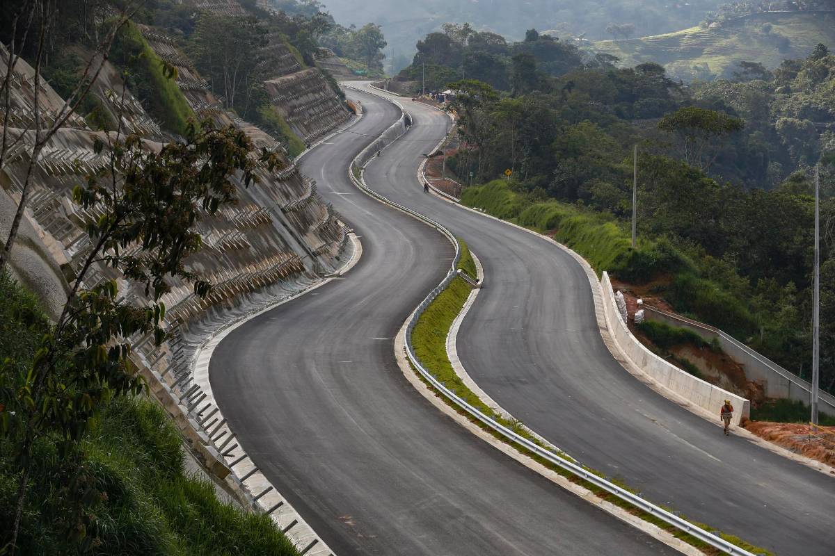 La ruta que el ferrocarril surcó el siglo pasado y que conectó a Medellín con el mundo en 1914 es ahora una autopista a punto de estrenarse. Foto: Manuel Saldarriaga Quintero.