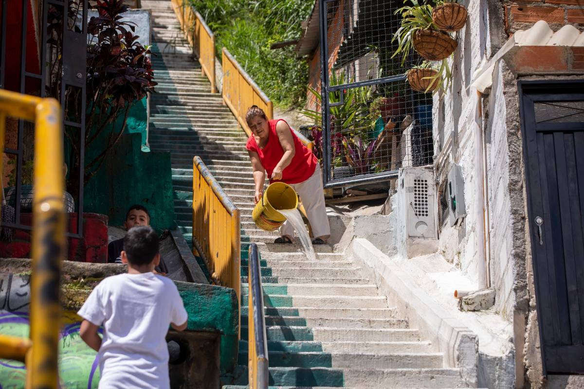 Los habitantes esperan que un día llegue allí otra etapa de las escaleras eléctricas, porque también han sufrido las misma dificultades que en el barrio Las Independencias. FOTO: CARLOS VELÁSQUEZ