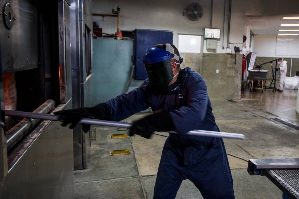 En medio del alto trabajo que tienen las funerarias, estas se esfuerzan para cumplir rápido con la cremación y la entrega de las cenizas correspondiente a cada familia. Foto Julio César Herrera