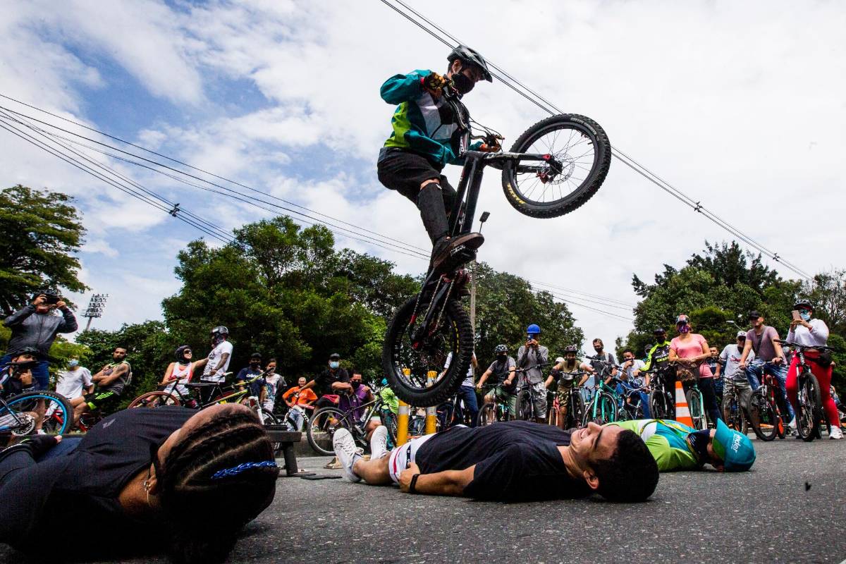 La gente que participaba en la ciclovía sirvió de modelo para que Lenym Henao campeón nacional de biketrial hiciera su presentación en la calle Colombia. FOTOS JULIO CÉSAR HERRERA