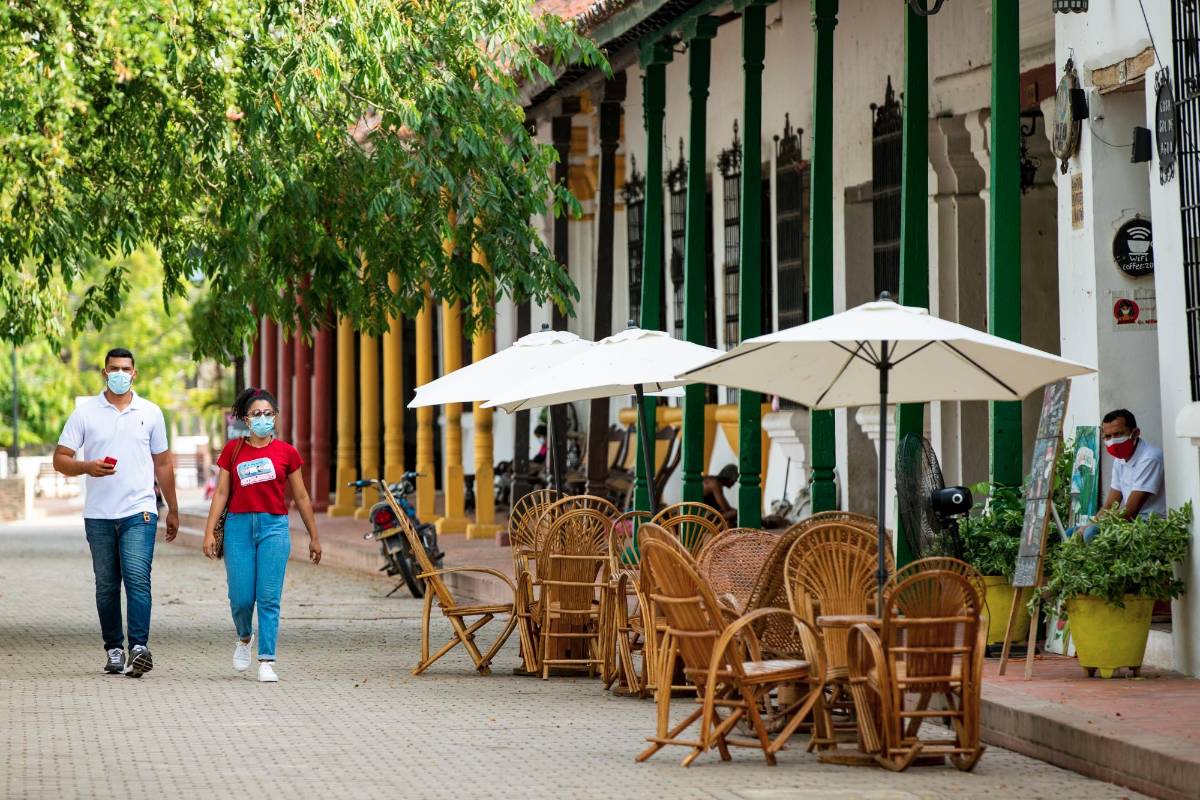 Las calles de Mompox lucen tranquilas, llenas de cafés y restaurantes con las puertas abiertas al turismo. Foto: Jaime Pérez. 