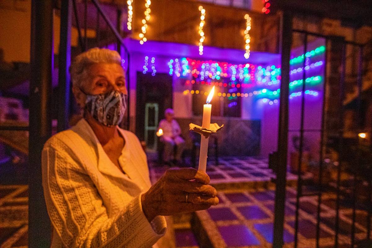 La causa de la zozobra, que provocó esta congregación en la noche del pasado lunes, es una pugna interna en la banda delincuencial “los Violeteros” o “las Violetas”, que controla el bajo mundo de este popular vecindario de la parte alta de Belén, en el suroccidente de Medellín. Foto: Carlos Velásquez