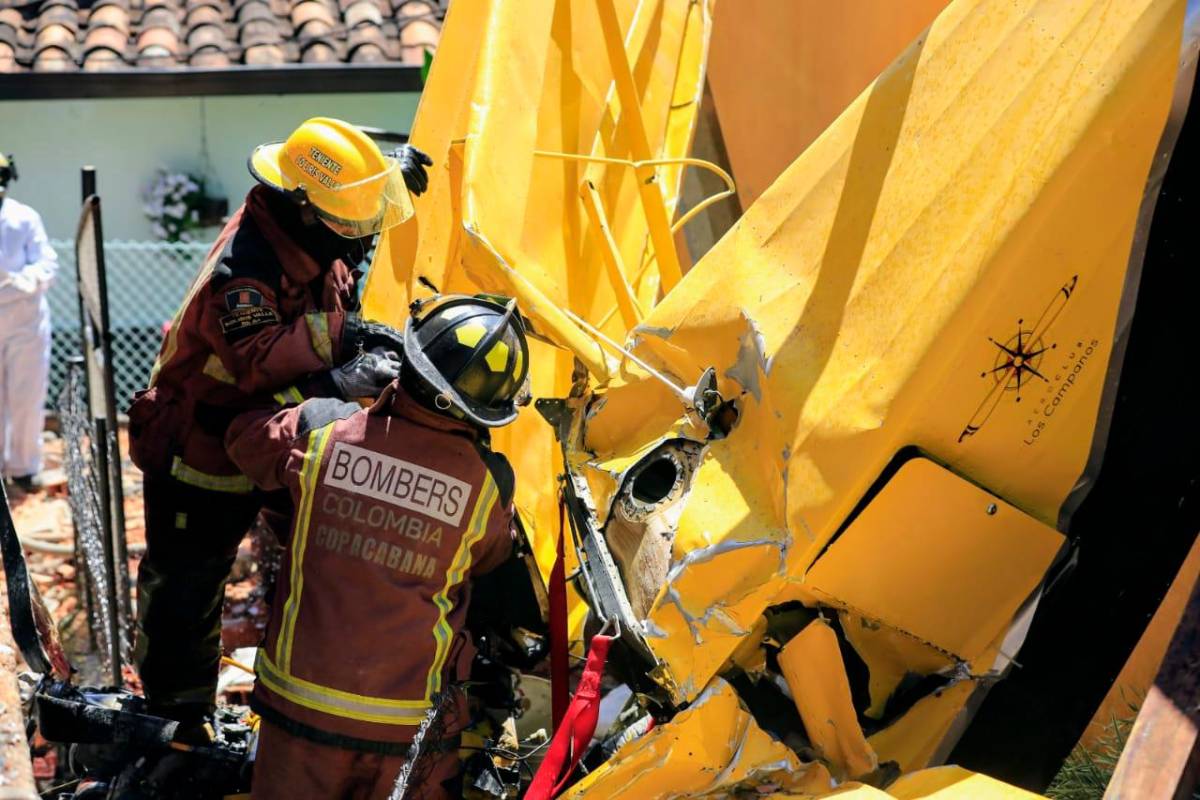 La emergencia fue atendida por bomberos del municipio, los dos ocupantes de la aeronave fueron trasladados a centros asistenciales. Foto: Jaime Pérez