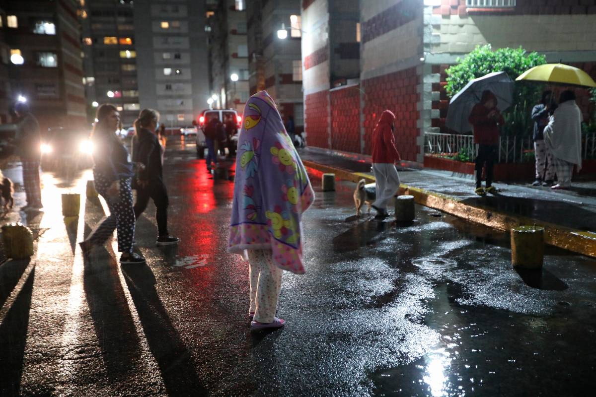 En la avenida Costera se cayeron postes de luz pública que aplastaron vehículos, y que colapsó la fachada de una iglesia. FOTO EFE