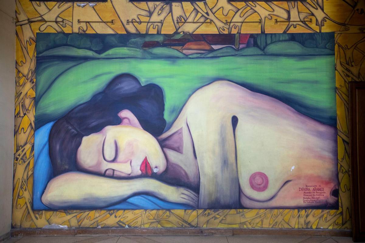 Obra homenaje a la artista Débora Arango se pueden apreciar a la entrada del teatro. Foto: Edwin Bustamante