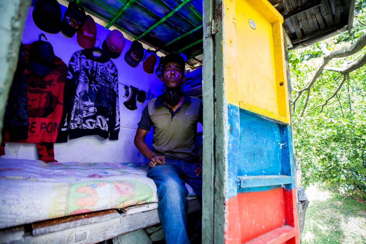 La casa de Juan no es común como otras levantadas en tierra y con vecinos; se trata de un nido construido en la copa de un árbol. Foto Julio César Herrera