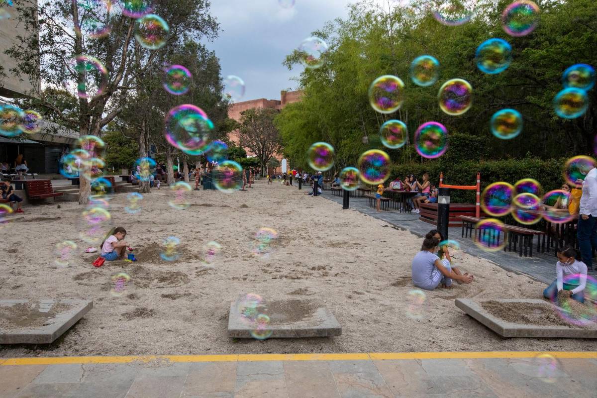 Parque de los Pies Descalzos, un sitio para disfrutar en familia en la Comuna 10. Foto: Edwin Bustamante