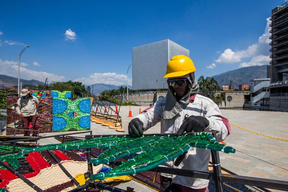 Empresas Públicas de Medellín inició este martes 12 de enero las labores de retiro de las instalaciones navideñas. Foto: Julio César Herrera