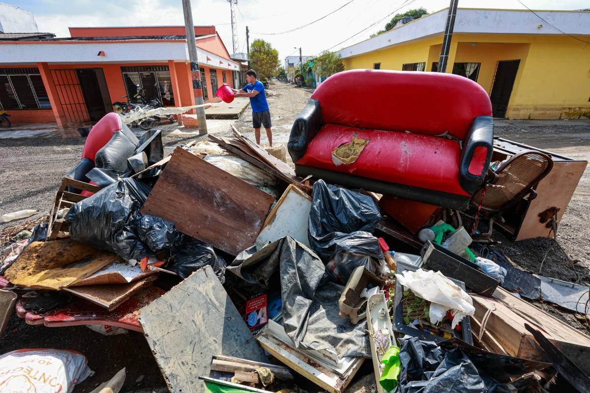 Como si no bastara con la inundación, ahora temen los robos. El drama de esta atípica temporada de lluvias no golpea únicamente a Montería. Afecta al menos a 25 de los 30 municipios de Córdoba. Foto: Manuel Saldarriaga Quintero.