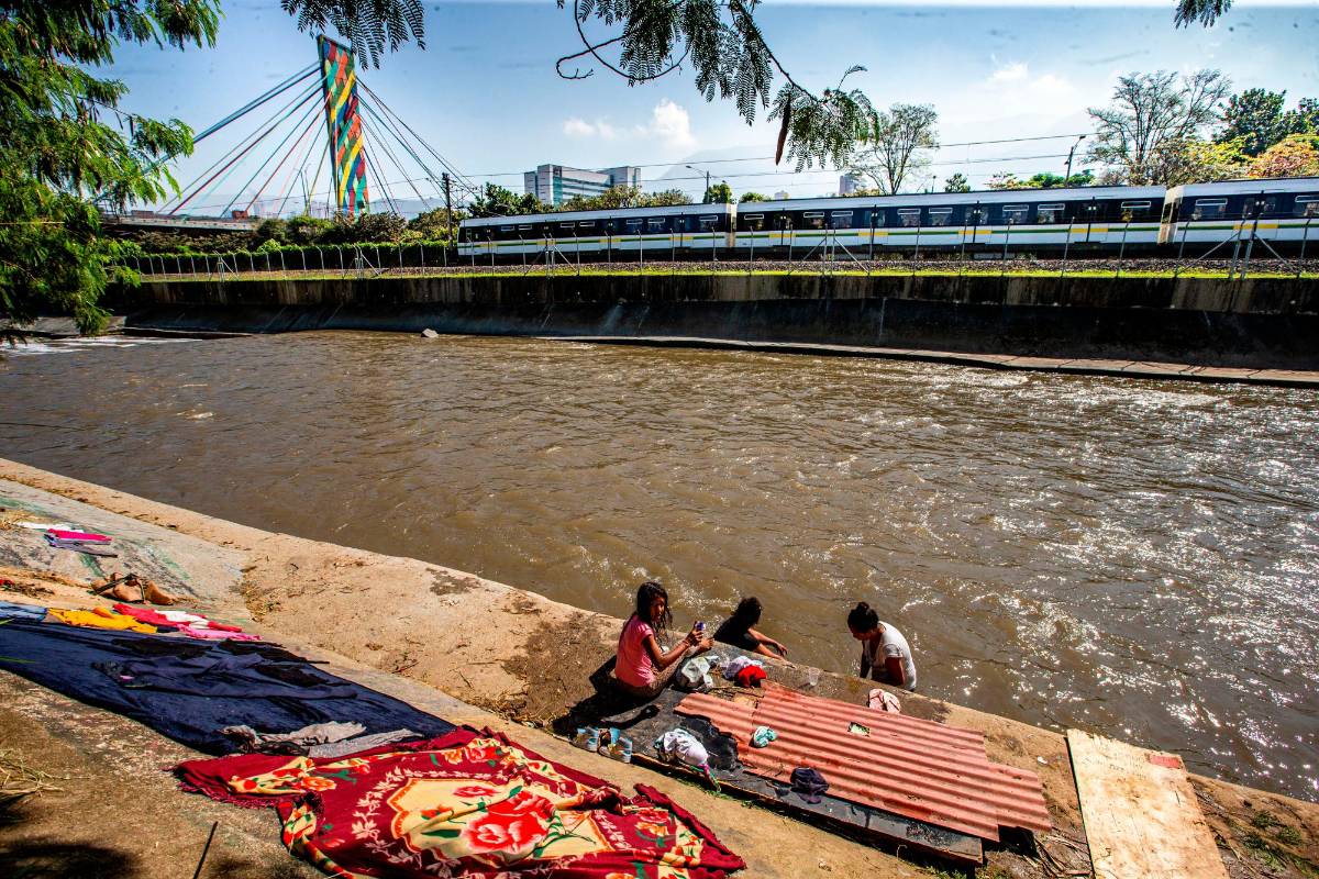 A orillas del río Medellín encontraron un lugar para bañarse, lavar la ropa, dormir en carpas y hasta nadar. Foto: Esneyder Gutiérrez Cardona 