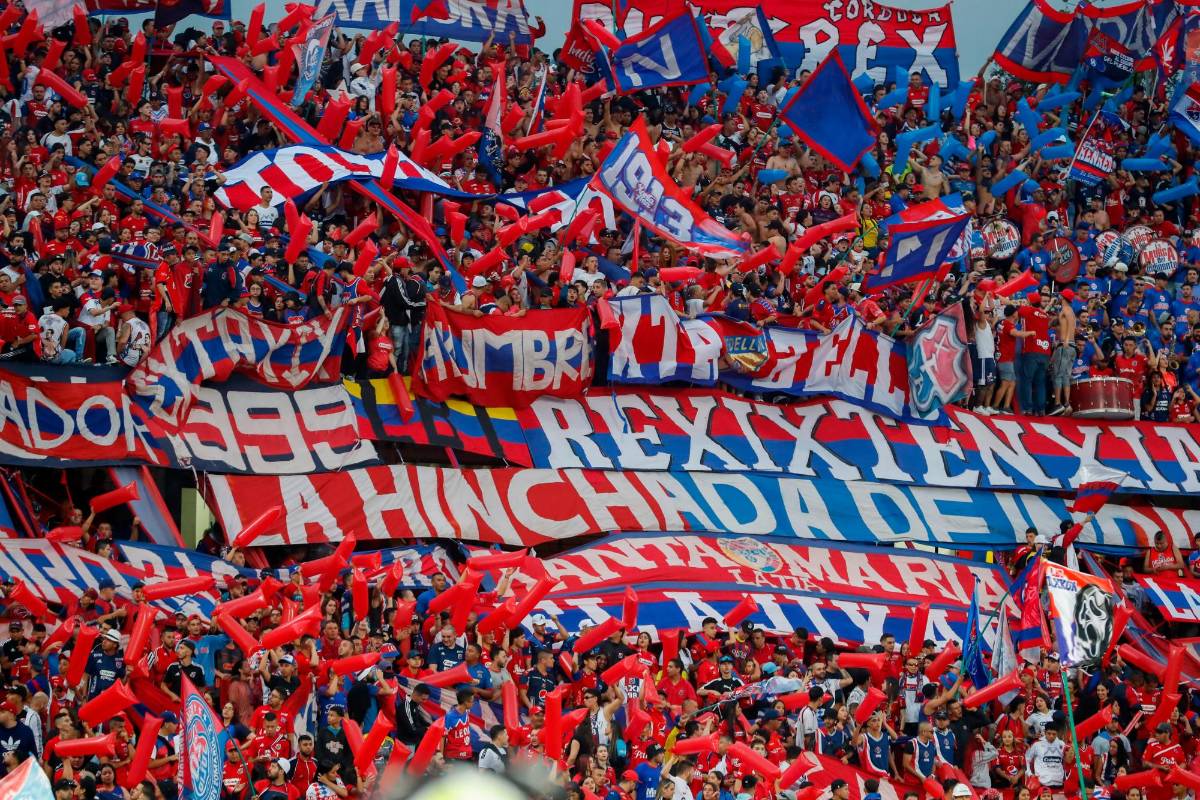 La hinchada escarlata, como siempre, respondió llenando el estadio. Asistieron 42.910 espectadores. FOTO Manuel Saldarriaga 