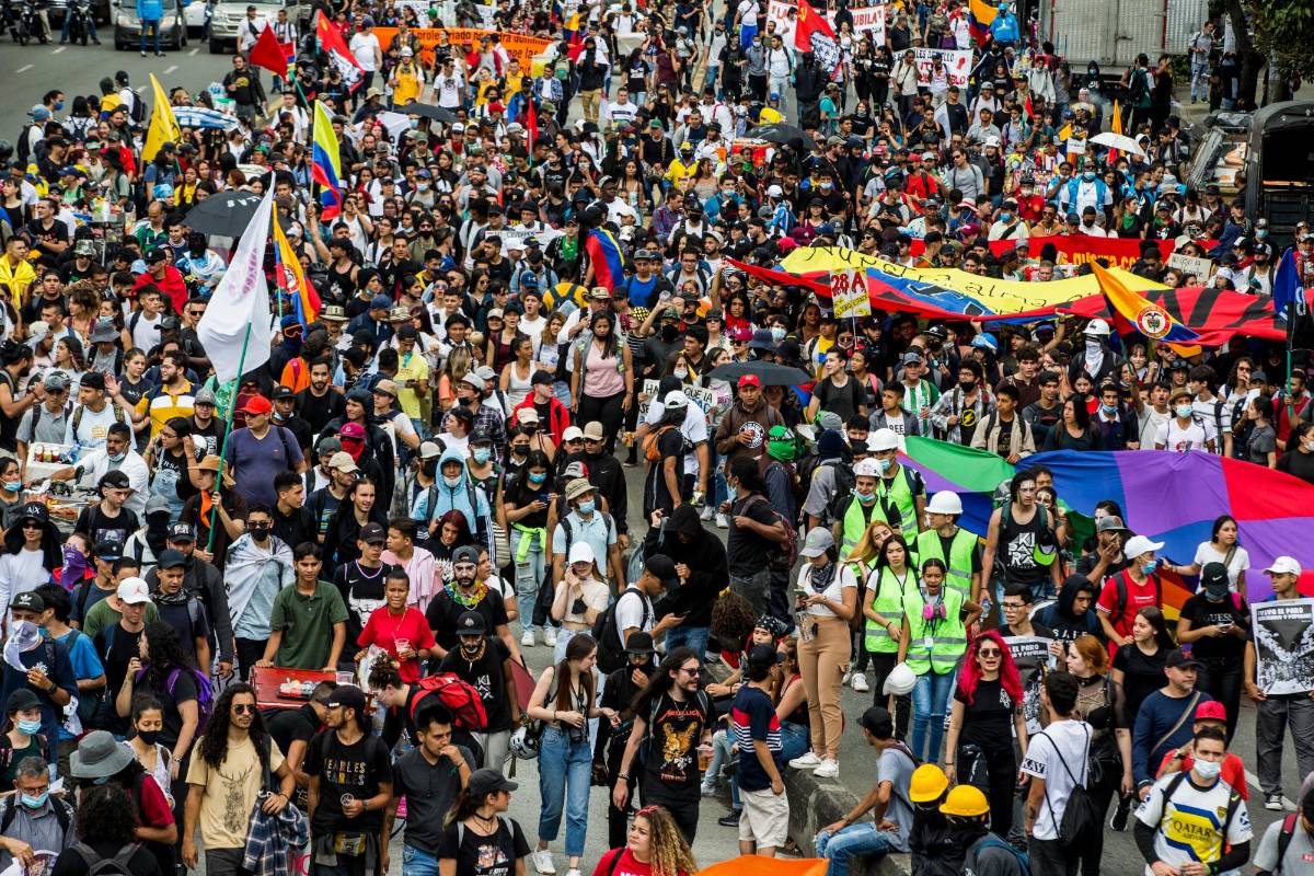 Miles de marchantes se desplazaron desde el Parque de los Deseos hasta el Parque de Las Luces y que luego retornó al punto de origen por la Carrera 65. Foto: JULIO CÉSAR HERRERA