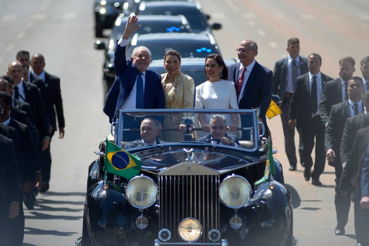 A bordo del ya tradicional Rolls Royce negro descapotable, Lula se desplazó junto a la primera dama, la socióloga Rosangela da Silva “Janja”, hasta el palacio presidencial de Planalto. FOTO: GETTY