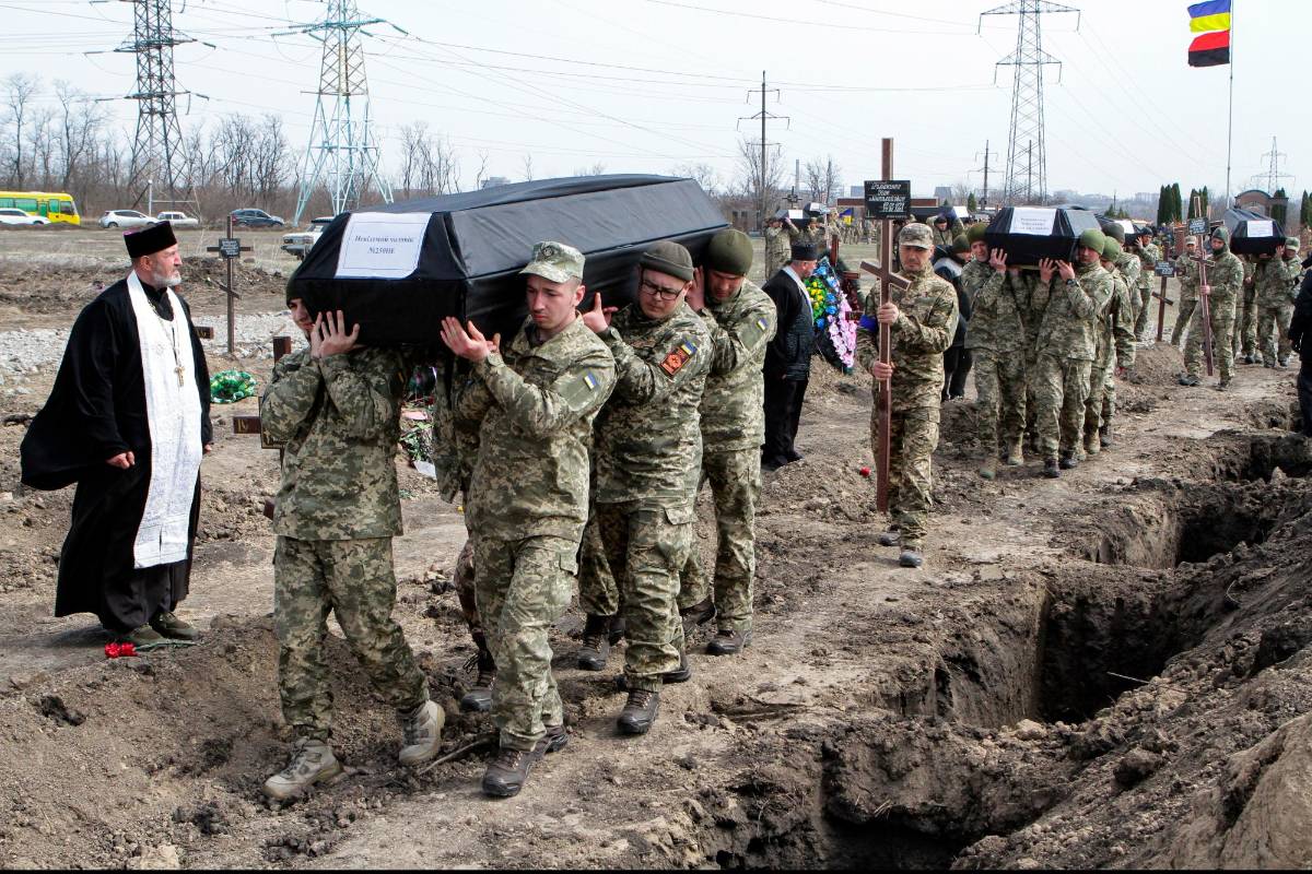 Los soldados ucranianos que están combatiendo contra el ejercito ruso también son los encargados de cargar los cuerpos de sus compatriotas para sepultarlos. Foto: GETTY