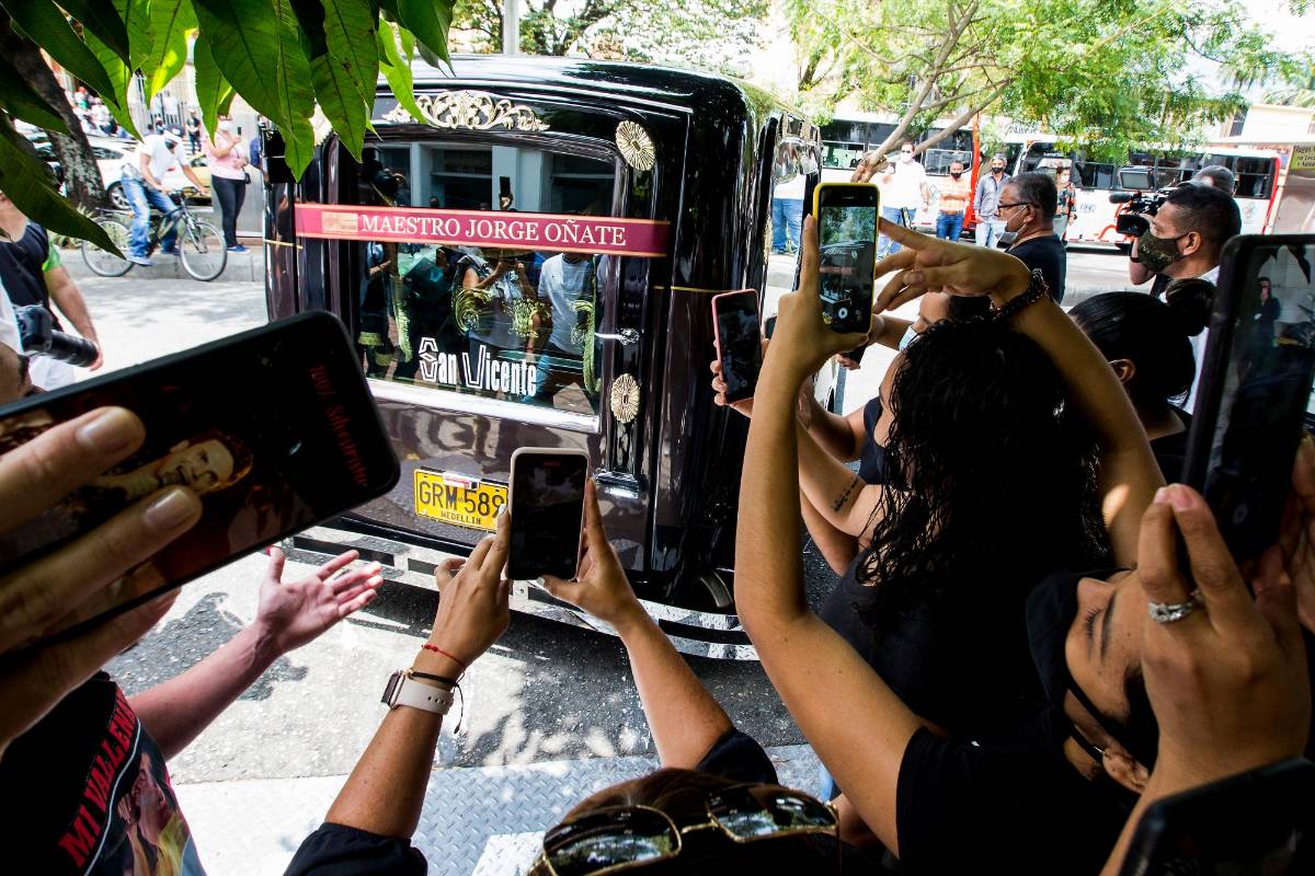 El cuerpo del cantante fue llevado a Valledupar donde se realizarán homenajes antes de su sepultura. Foto Julio César Herrera