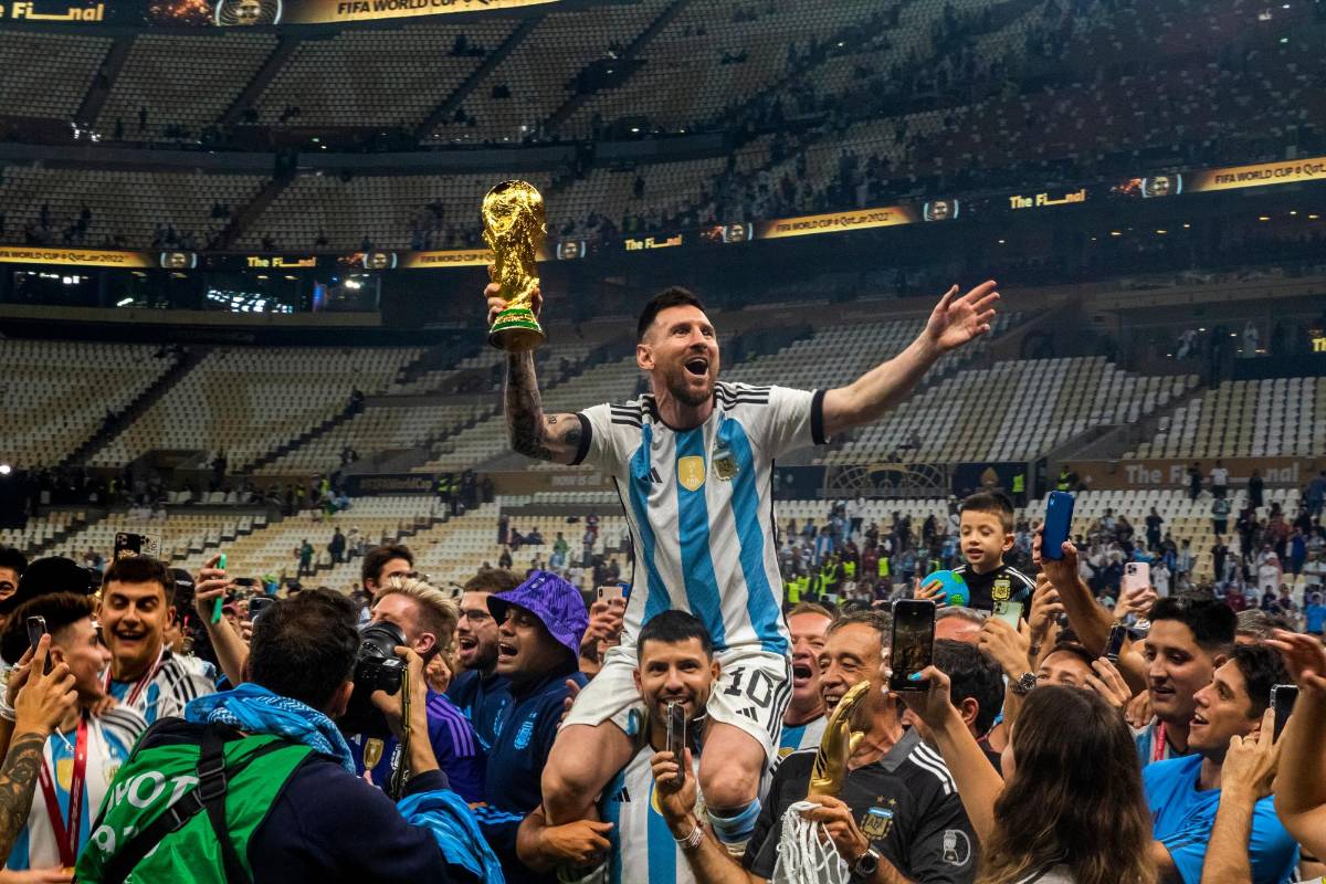 En Qatar, Messi por fin levanto el trofeo como campeón del Mundo. Foto: Juan Antonio Sánchez 