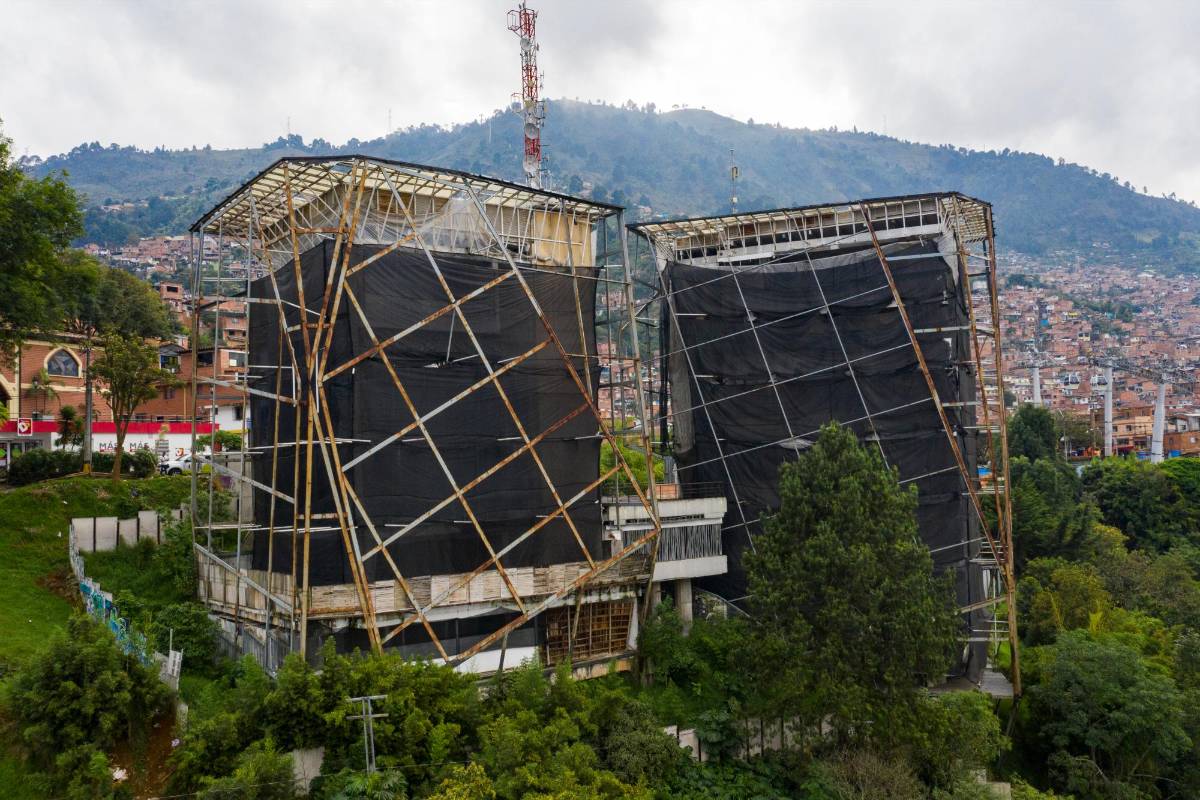 La actividad de la biblioteca fue a medias desde 2013. En 2015 fue cerrada por completo y así ha permanecido desde entonces. Foto Manuel Saldarriaga Quintero.