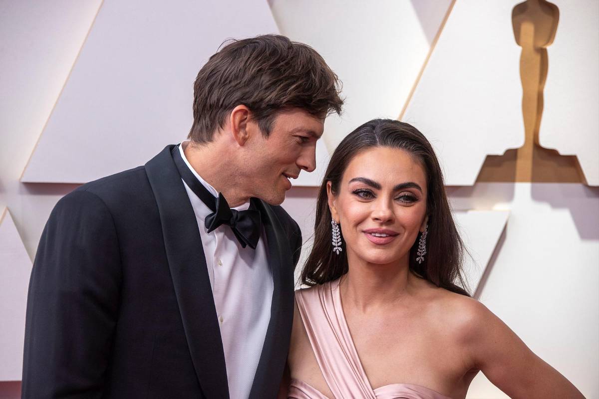 Una pareja de enamorados, Ashton Kutcher y Mila Kunis. FOTO Efe