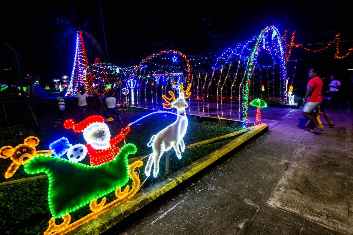 El parque lineal se engalanó con bombillos, figuras navideñas y un arco de luz para el disfrute de los habitantes. Foto: Julio César Herrera.