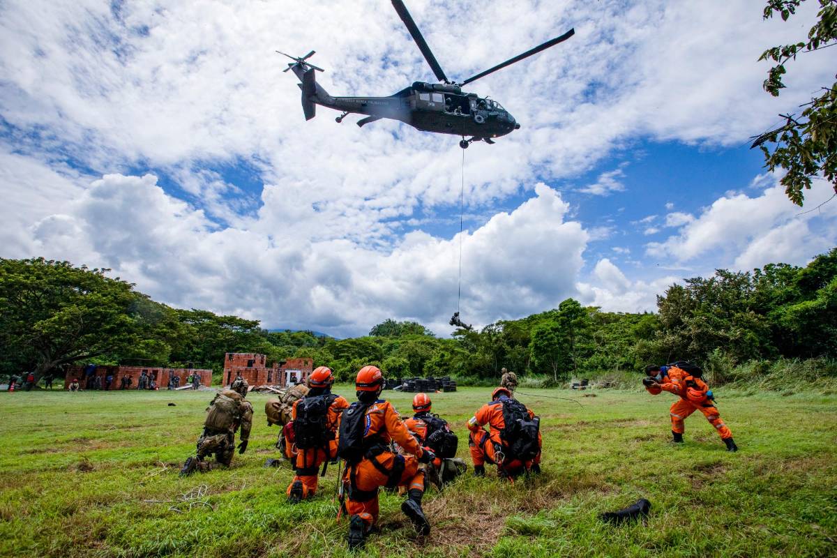 En Puerto Salgar, Cundinameraca se desarrollaron los primeros tres días de entrenamientos con helicópteros HueyII, Bell212 y Uh60. Foto: Edwin Bustamante