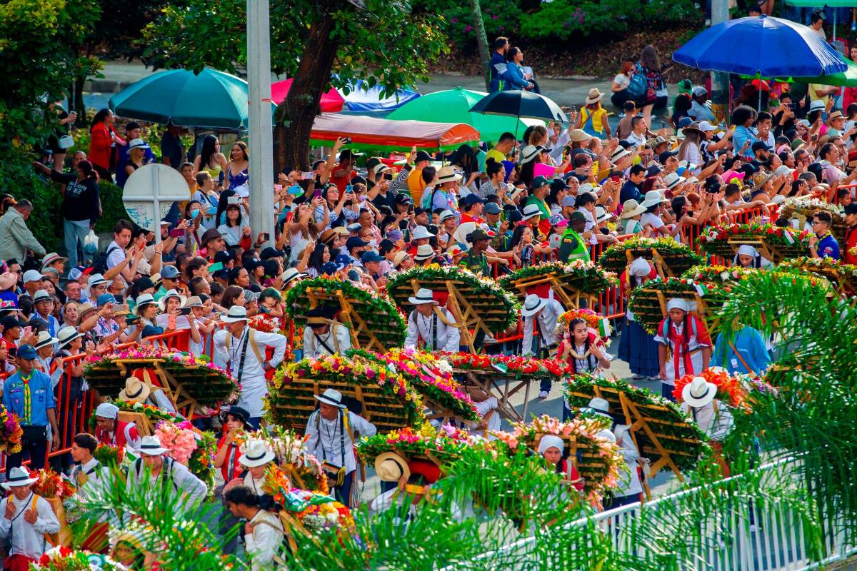 El desfile inició desde el Puente de Guayaquil y llegó al Palacio de Exposiciones. Foto: CAMILO SUÁREZ ECHEVERRY.