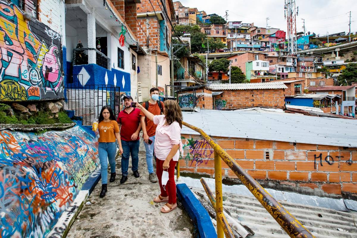 Los habitantes de San Javier no reparan en indicar y contar sobre su territorio a las personas que van de paseo. Foto: Jaime Pérez