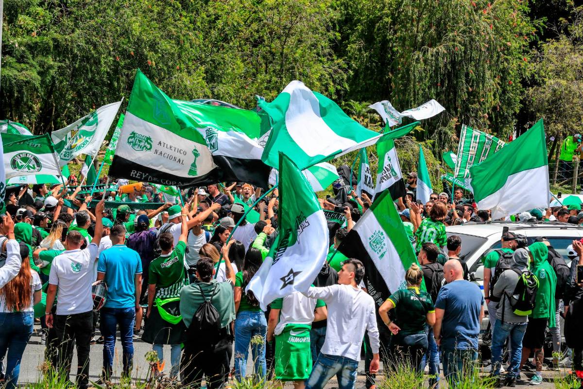 Con cánticos y un gran ambiente, decenas de seguidores del Atlético Nacional desearon suerte a los pupilos del Arriero Herrera que mañana, a las 7:00 p.m., definirán la serie (van ganado 3-1). Foto JAIME PÉREZ 