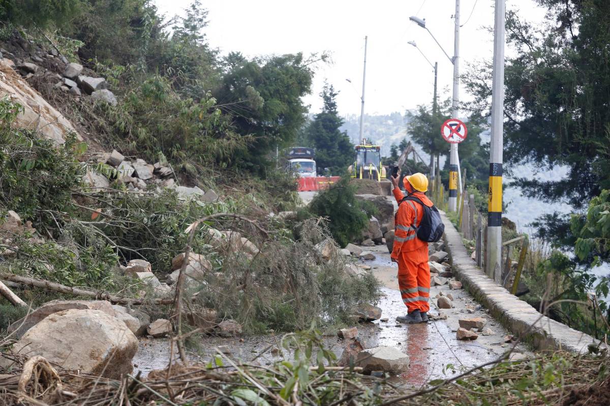 Este deslizamiento de piedra y lodo se registró en el kilómetro 11+200 de la vía Santa Elena. Foto: Manuel Saldarriaga