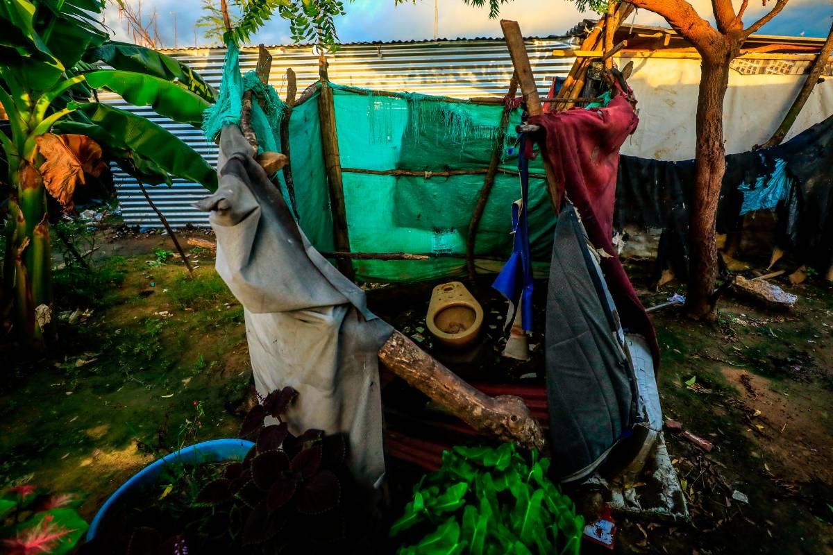 Los baños improvisados son pozos en la tierra que colapsaron con las lluvias. Las aguas negras se quedaron estancadas en varios puntos del asentamiento. FOTO: Camilo Suárez.