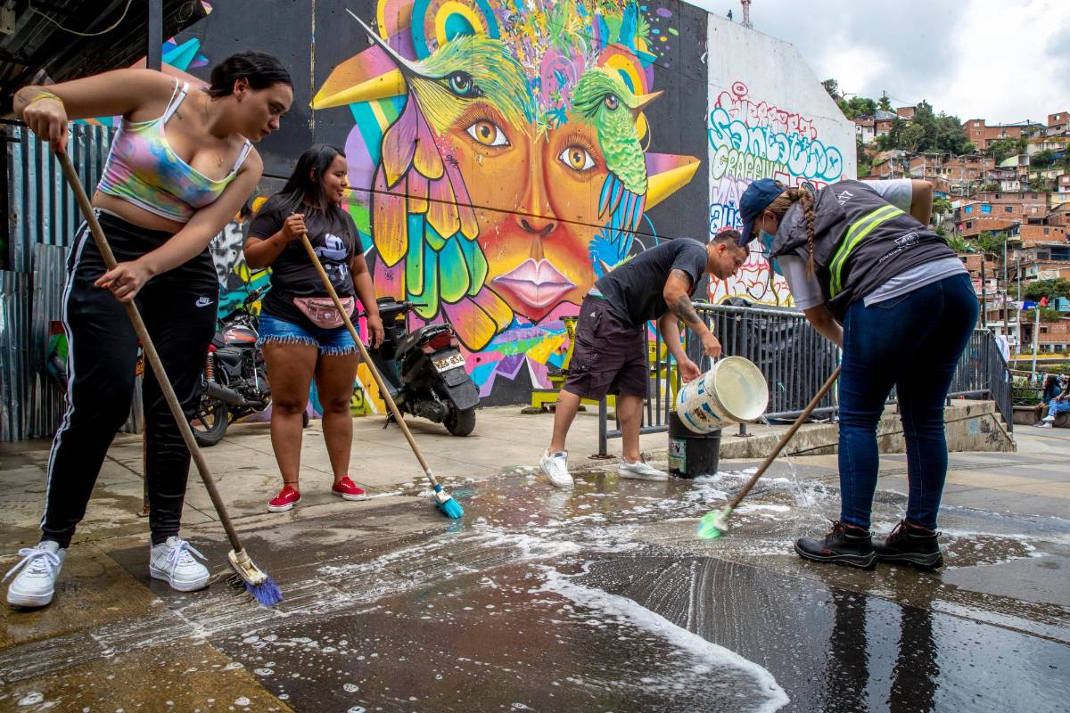La jornada se realizó mientras se buscan los recursos necesarios para hacer la restauración de algunos de los graffitis. Foto: Juan Antonio Sánchez Ocampo