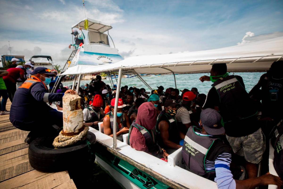 La demanda de embarcaciones para cruzar hacia Capurganá superó la oferta. Foto: Camilo Suárez