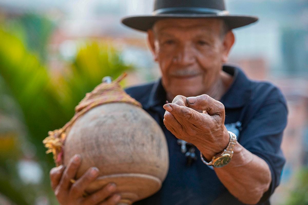 Don Antonio se destaca por fabricar trompos pequeños que solo miden 8 milímetros y otros gigantes que pesan más de 18 libras. Foto: Esneyder Gutiérrez