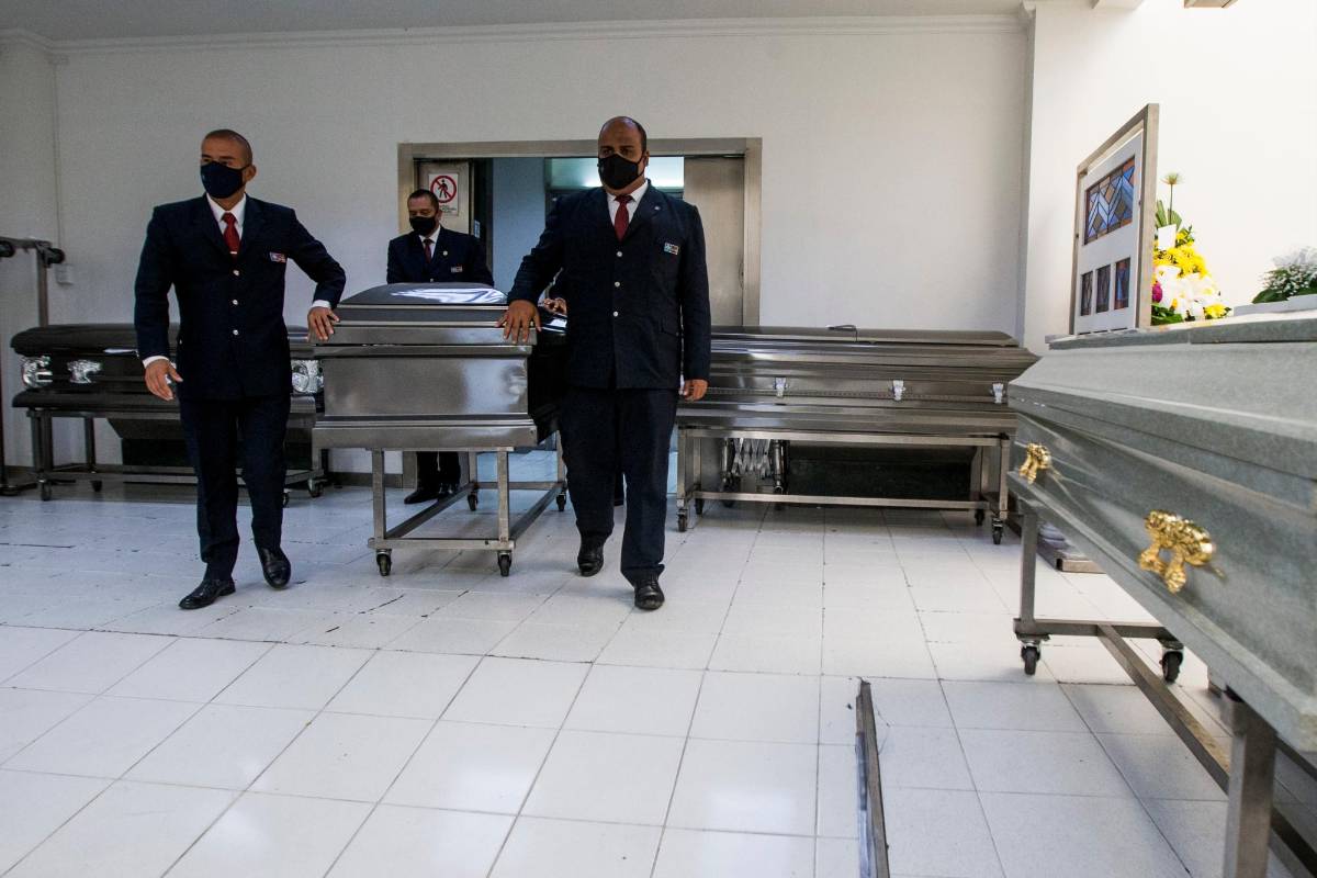 Los rituales de velación y cremación se cumplen bajo estrictas medidas de bioseguridad que deben cumplir las funerarias y los familiares de los difuntos. Foto Julio César Herrera