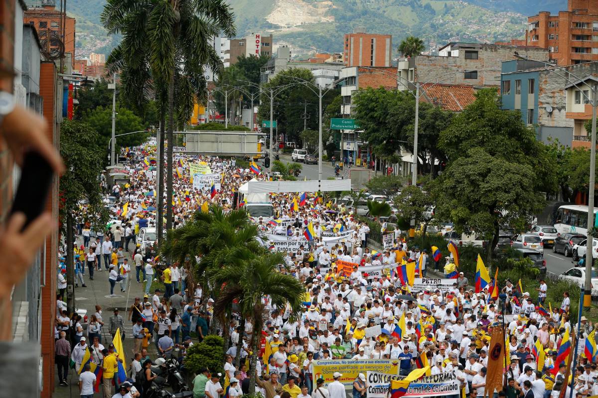 Se esperaba que la manifestación concluya en el Parque de Las Luces, frente al centro administrativo La Alpujarra, hacia la 1 de la tarde de este sábado. FOTO: CAMILO SUÁREZ