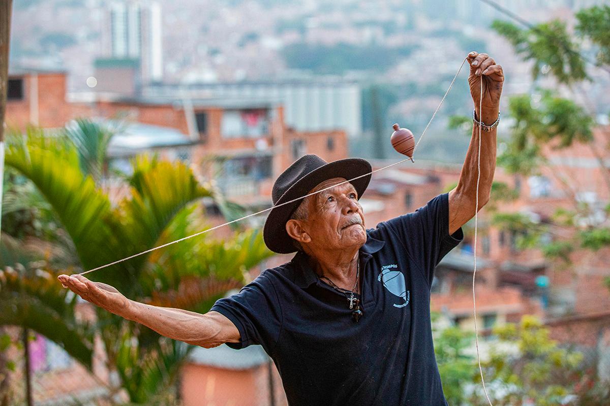 Su pasión la comparte con su comunidad, con la cual se reúne a jugar, a recordar historias y a revivir la nostalgia de la infancia a través de estas formas de entretenimiento tradicionales. Foto: Esneyder Gutiérrez