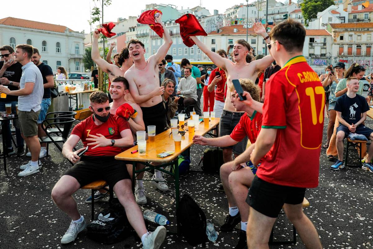 Aficionados se reunieron en las calles de Lisboa para disfrutar de la victoria de su selección en su debut. Foto: EFE
