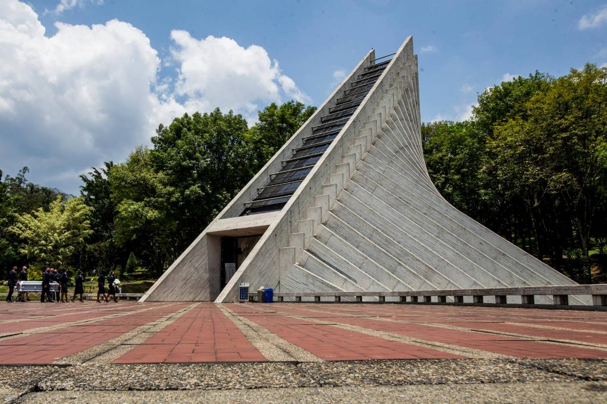 Los rituales de velación y cremación se cumplen bajo estrictas medidas de bioseguridad que deben cumplir las funerarias y los familiares de los difuntos. Foto Julio César Herrera