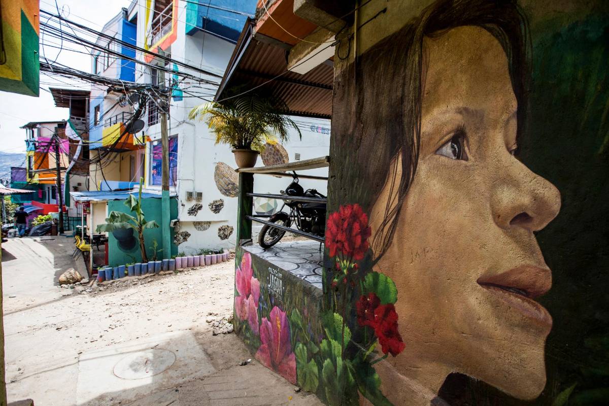 La intervención artística se realizó en las ventanas, puertas, terrazas de los barrios Balcones del Jardín, Brisas del Jardín y San José de la Cima en el sector de Manrique, comuna 3 de Medellín. Foto: Julio César Herrera